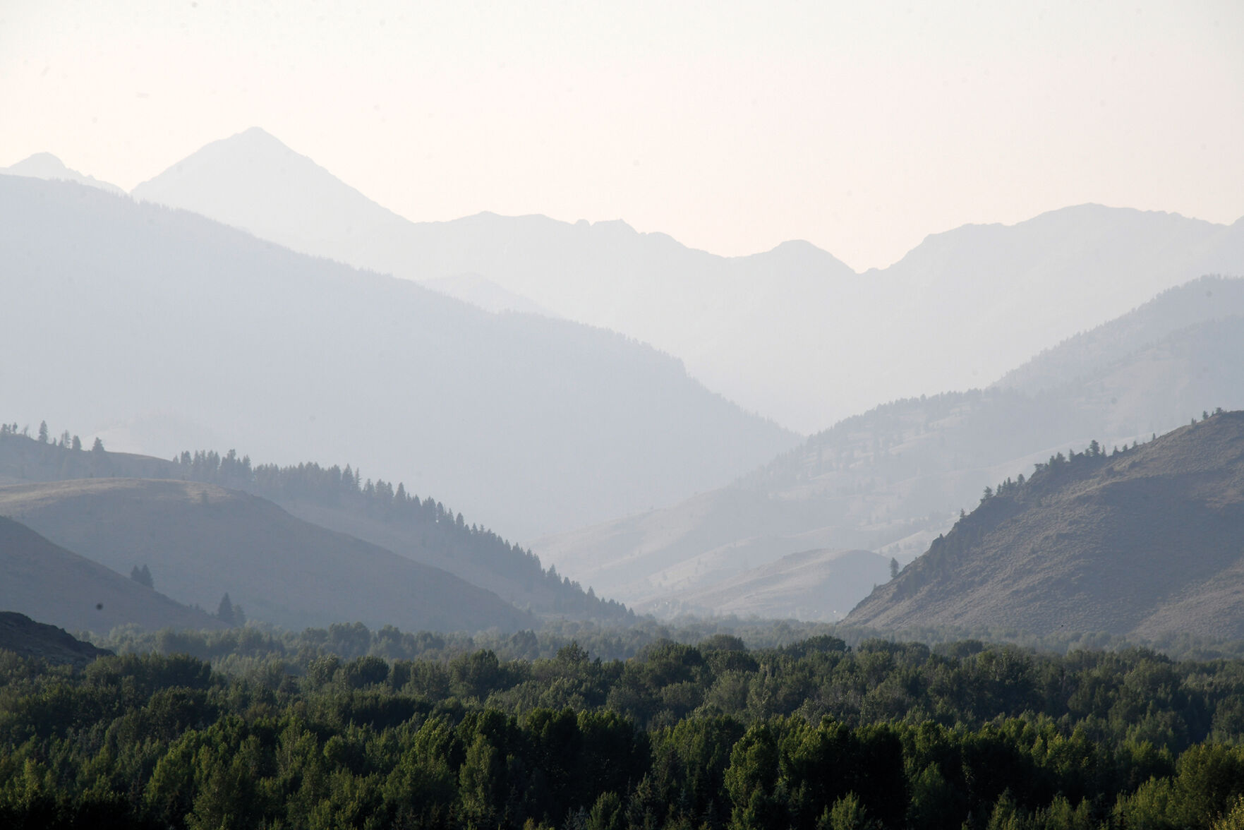 20-07-29 Wildfire Smoke Ketchum mountains 1 Roland C.jpg